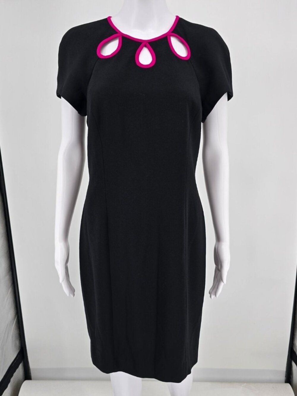 Vintage 1990s Liz Claiborne Petite Black/Pink Keyhole Trim Shift Dress (8P/M)